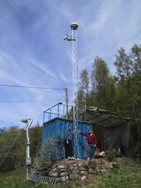 Erling Strand (to the right) and Jens Christian Skibakk at the mast