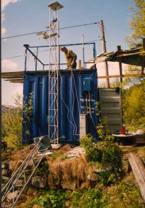 Bjørn-Gitle Hauge is mounting the cameras